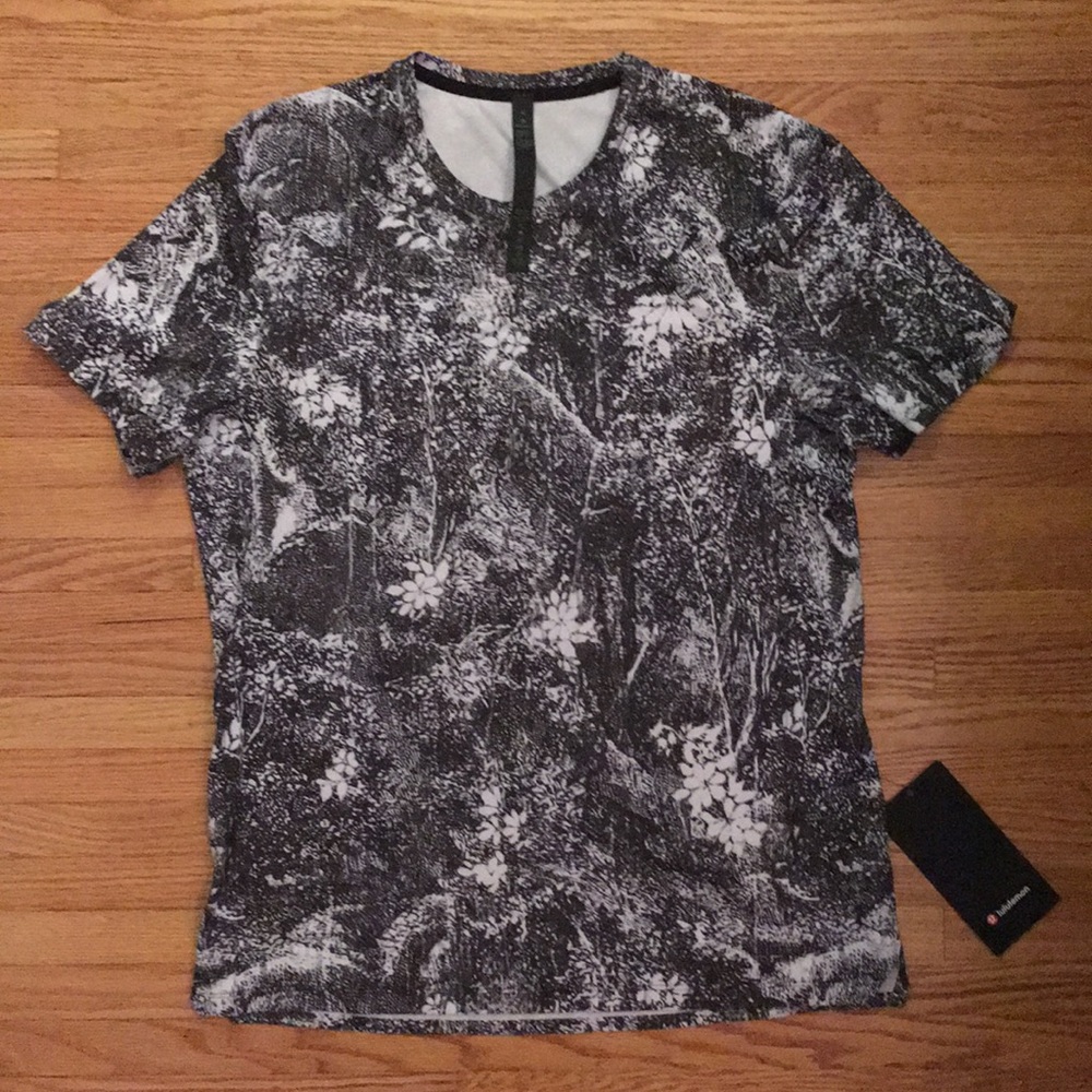 NWT Men’s M lululemon T Shirt